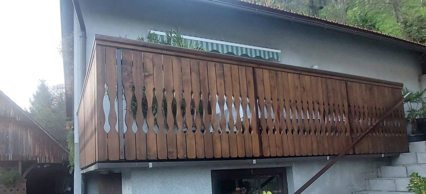 Balkonska ograja iz masivnega lesa