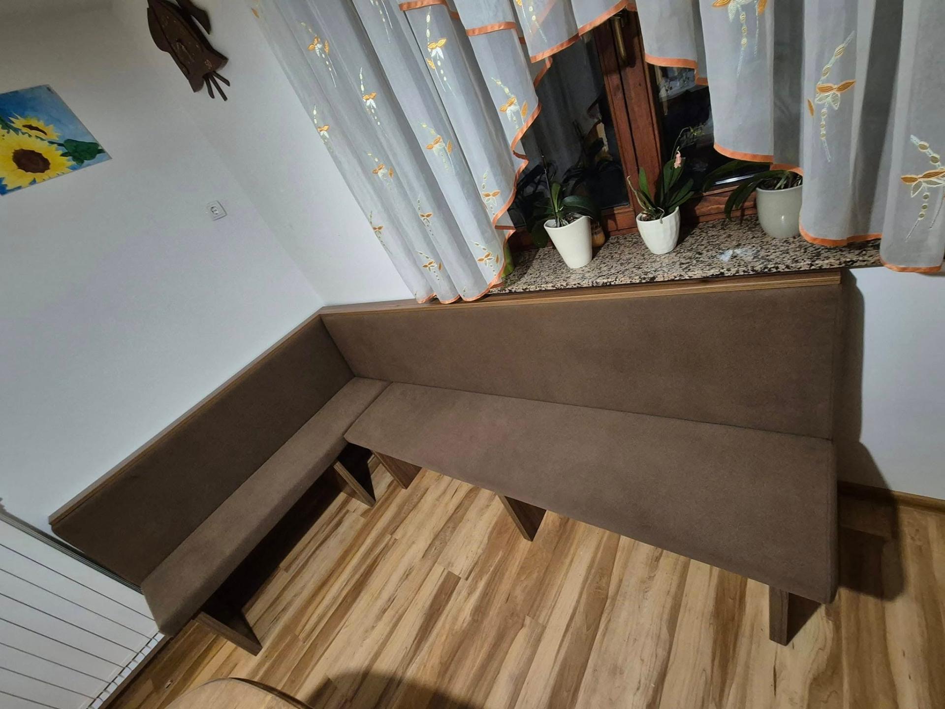 Oblazinjena kotna klop v jedilnem kotu po meri