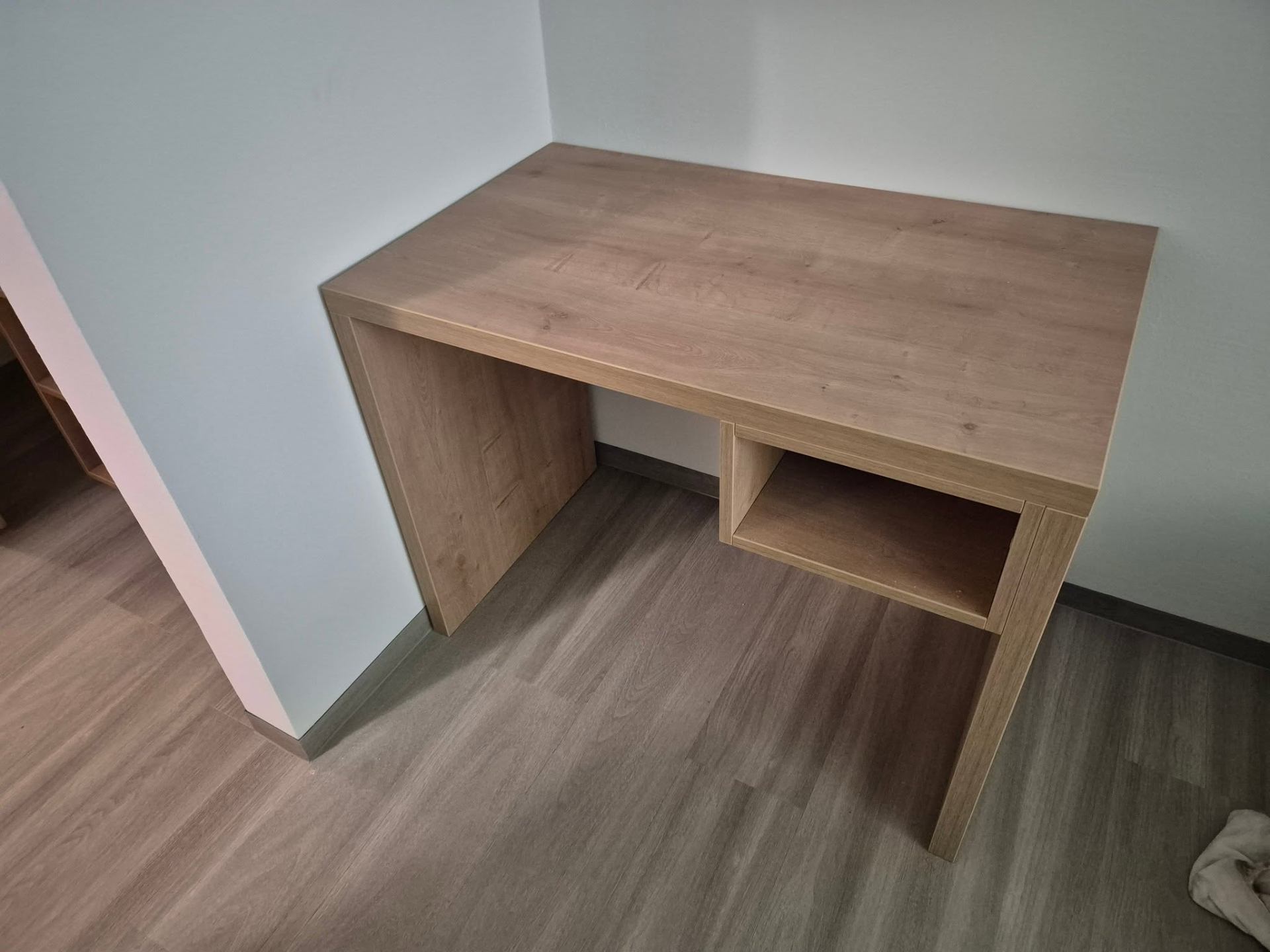 Pisalna miza po meri v hrastovem dekorju