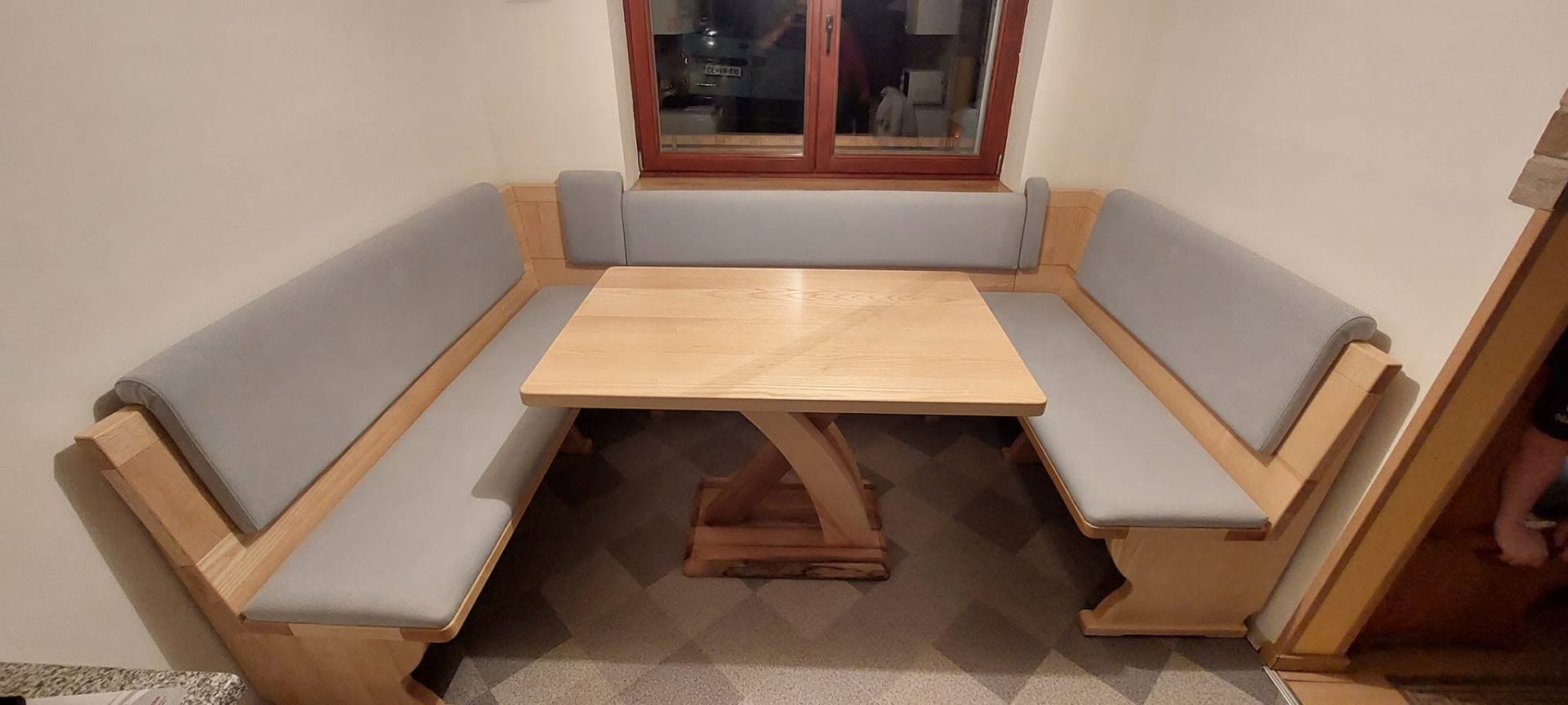 Kotna klop in miza iz masivnega lesa